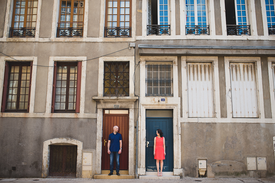 Couple devant un immeuble à Metz
