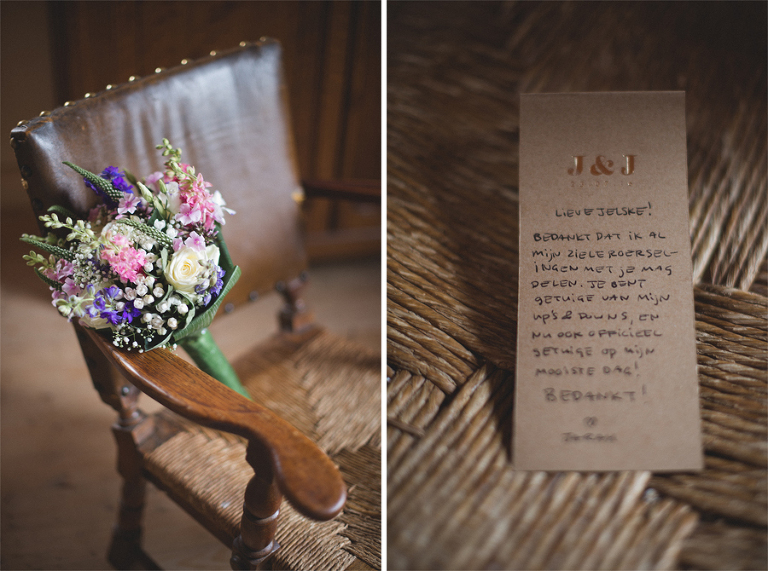 le bouquet de la mariee est pose sur une jolie chaise en bois